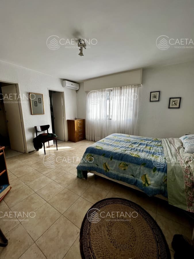 4 dormitorios, ascensor, garaje en el corazón de la peninsula y a una cuadra del mar. — foto 3