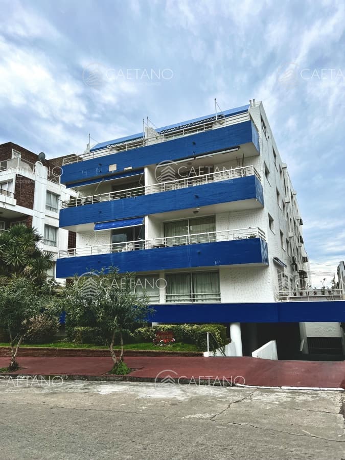 4 dormitorios, ascensor, garaje en el corazón de la peninsula y a una cuadra del mar.