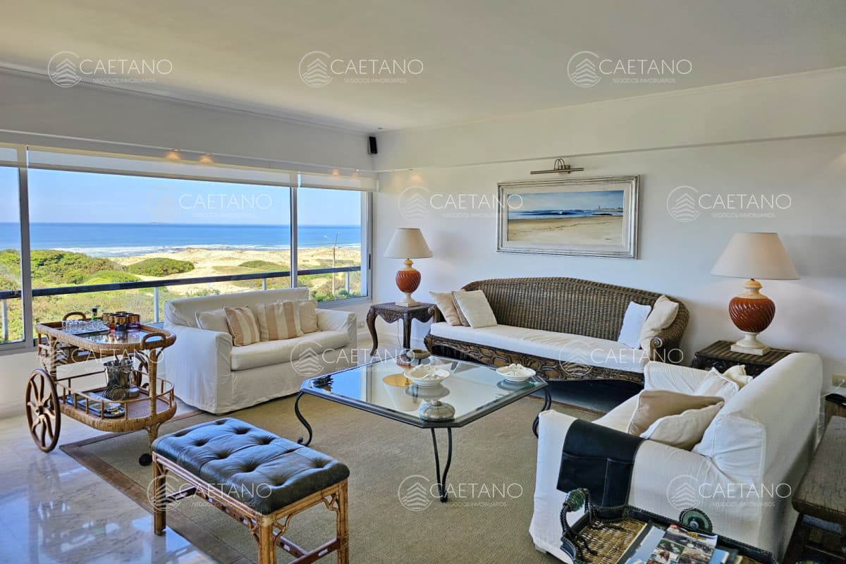 APARTAMENTO CON 3 DORMITORIOS Y SERVICIO, PARRILLERO PROPIO, JACUZZI, VISTA AL MAR, RINCÓN DEL INDIO, PUNTA DEL ESTE — foto 2