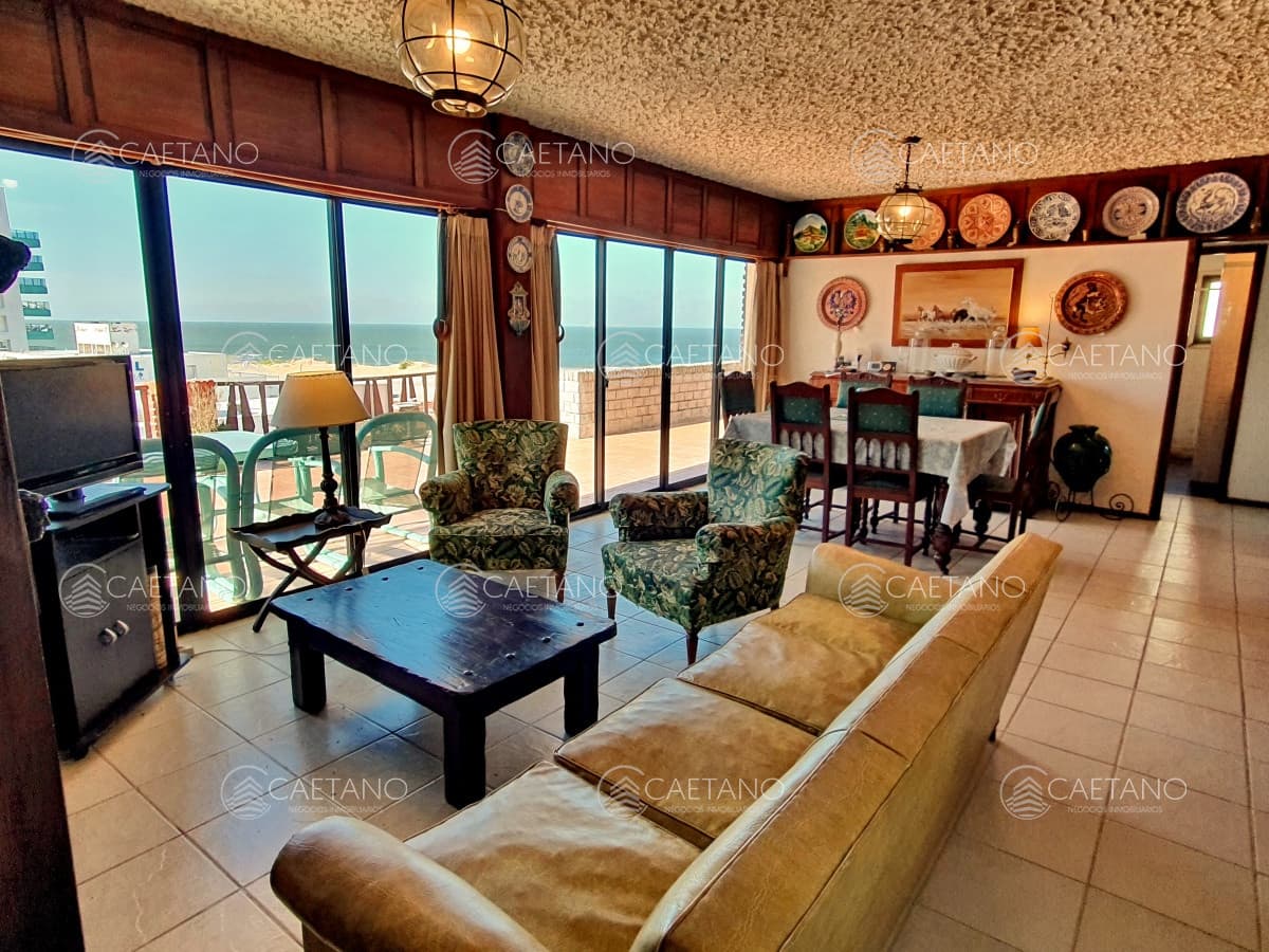 Vendo apartamento Penthouse de 3 dormitorios y 2 baños con cochera. La Pastora, Punta del Este.
