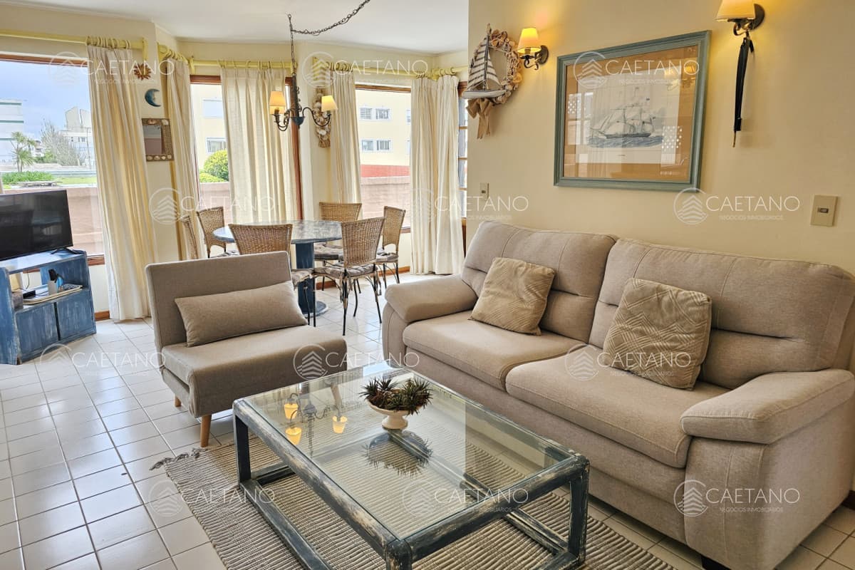 Apartamento de 2 dormitorios y 2 baños a 1 cuadra de Gorlero, con gran terraza y parrillero propio. — foto 2