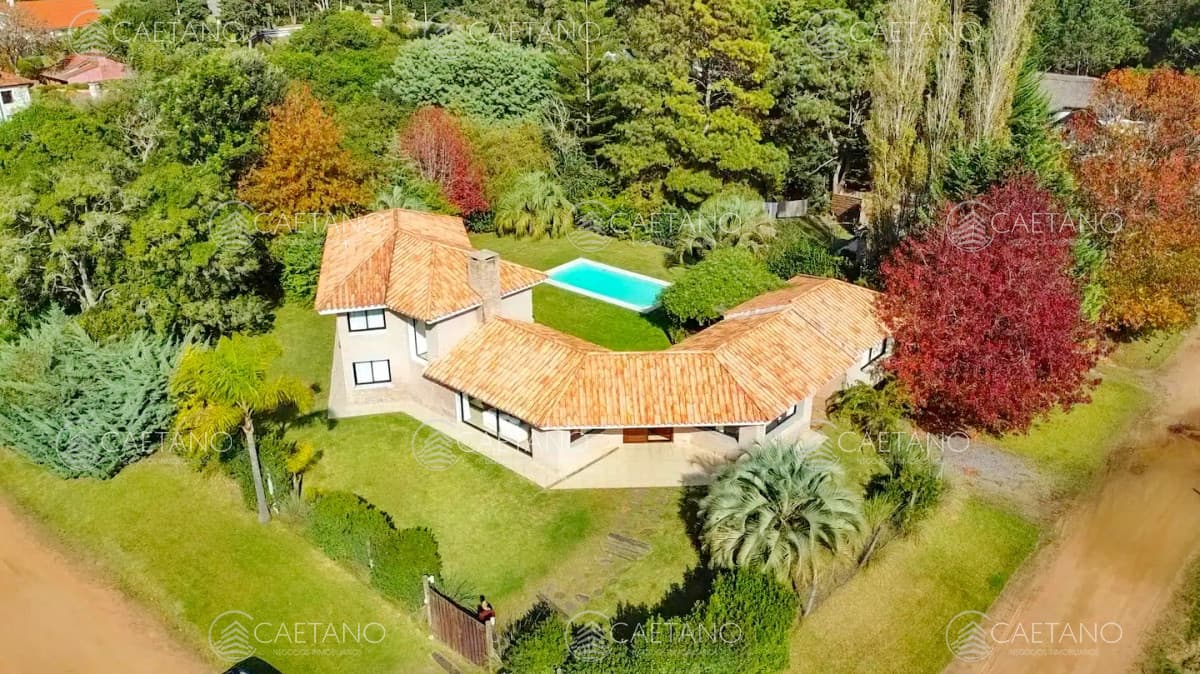 Se alquila casa 5 dormitorios, con piscina en Rincon del Indio, playa Brava, Punta del Este.