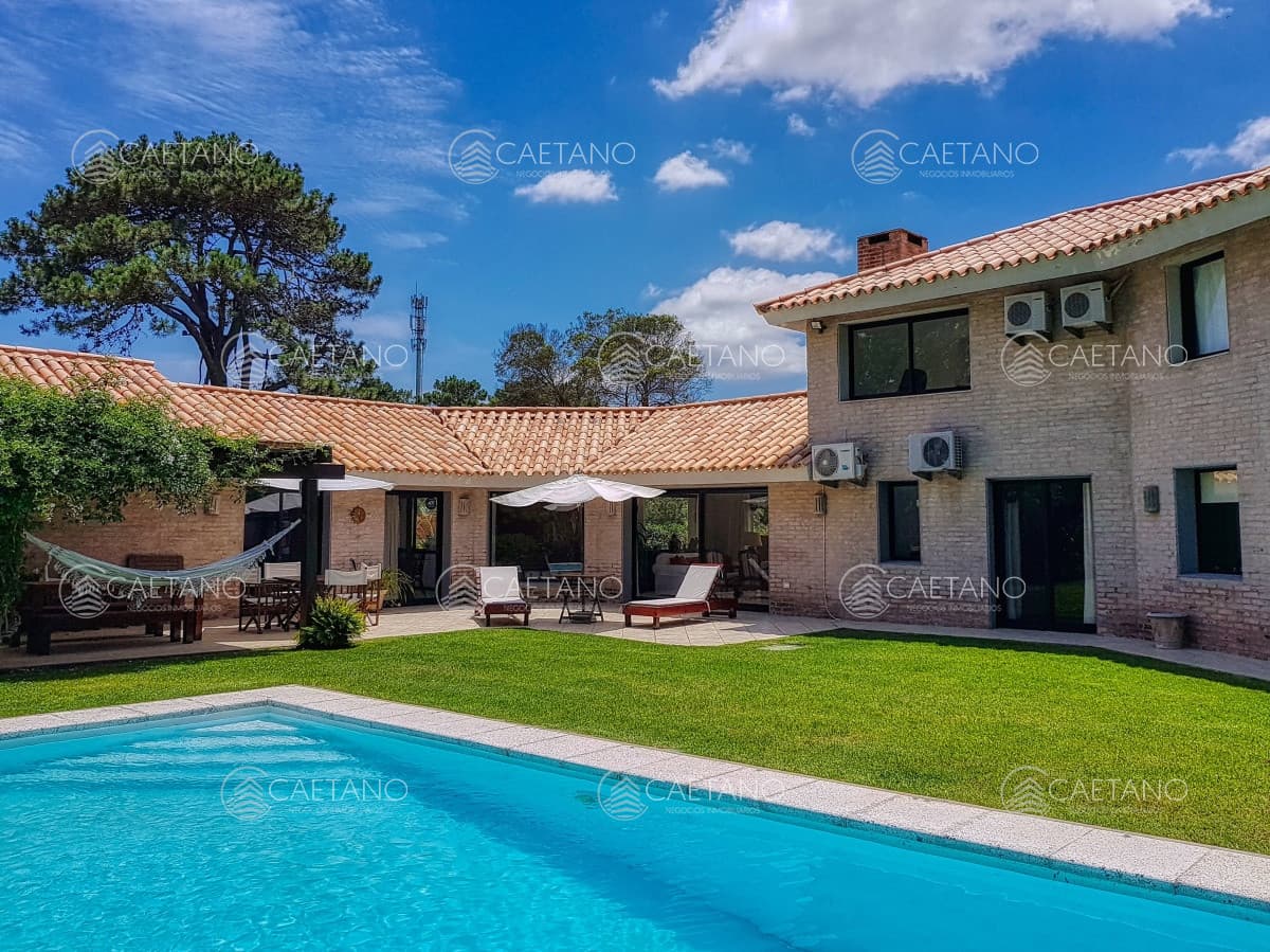 Se alquila casa 5 dormitorios, con piscina en Rincon del Indio, playa Brava, Punta del Este. — foto 3