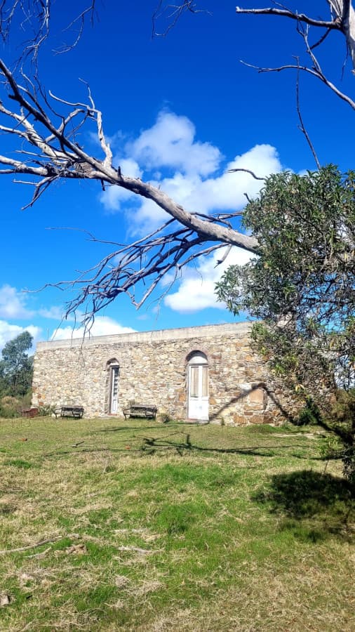 Muy linda casa de piedra, 9 has en las sierras y con 500 olivos