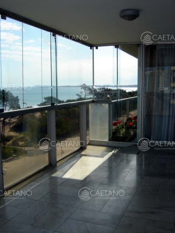 Venta apartamento 3 dormitorios más dependencia. Playa mansa, Punta del Este. — foto 2
