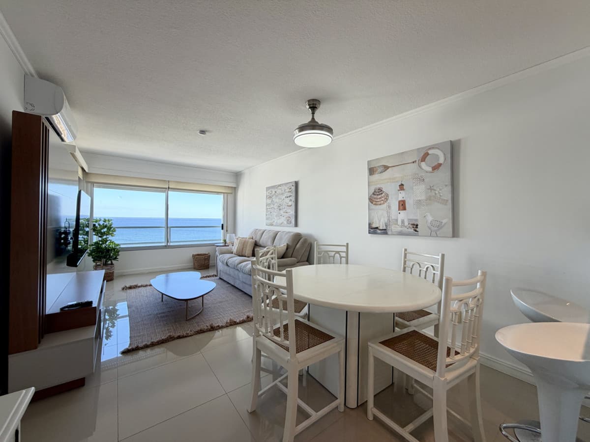 Alquiler temporal. Apartamento 2 dormitorios. Playa mansa, Punta del Este