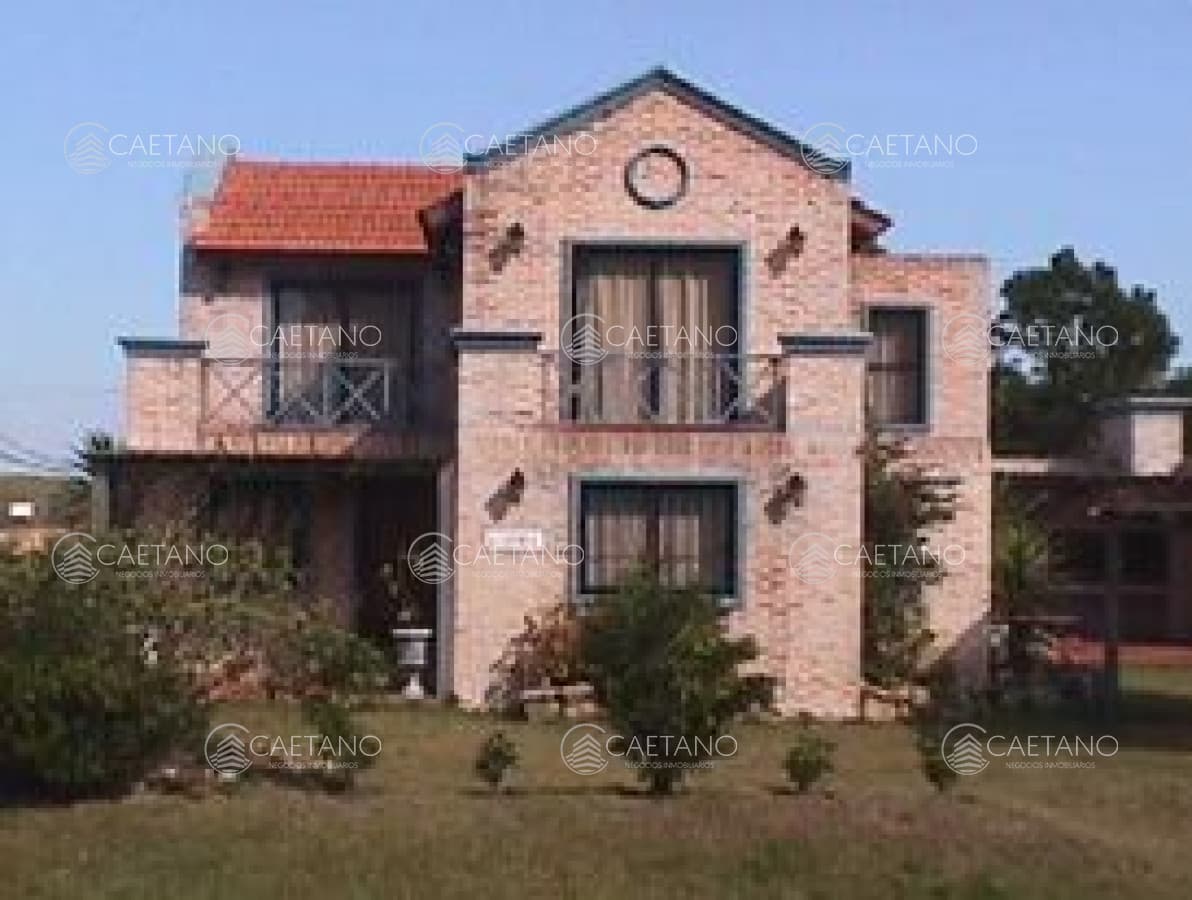 CASA EN PROPIEDAD HORIZONTAL, EN ZONA DE TIO TOM