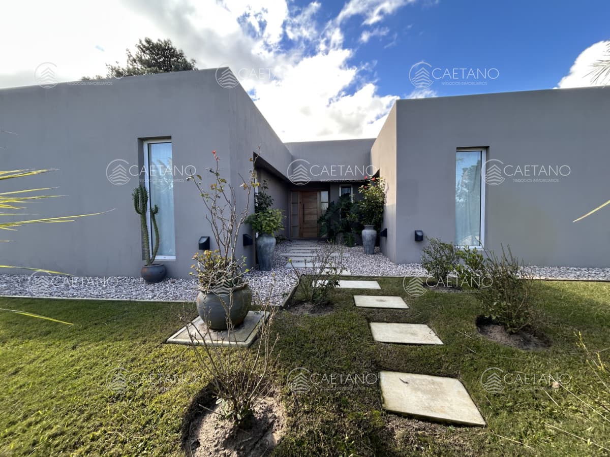 Venta casa en zona Chihuahua, Punta Ballena