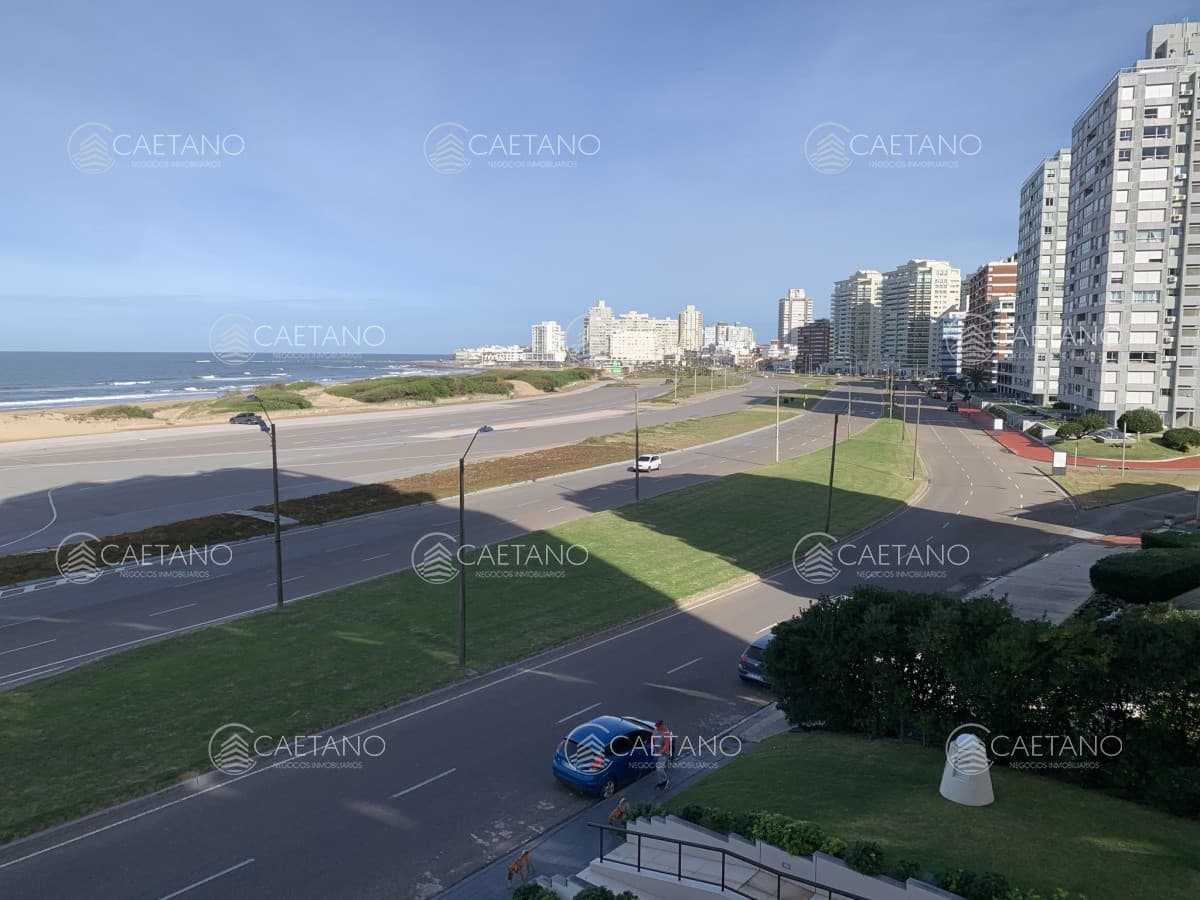 Apto.  en Primera Fila frente al Mar!!