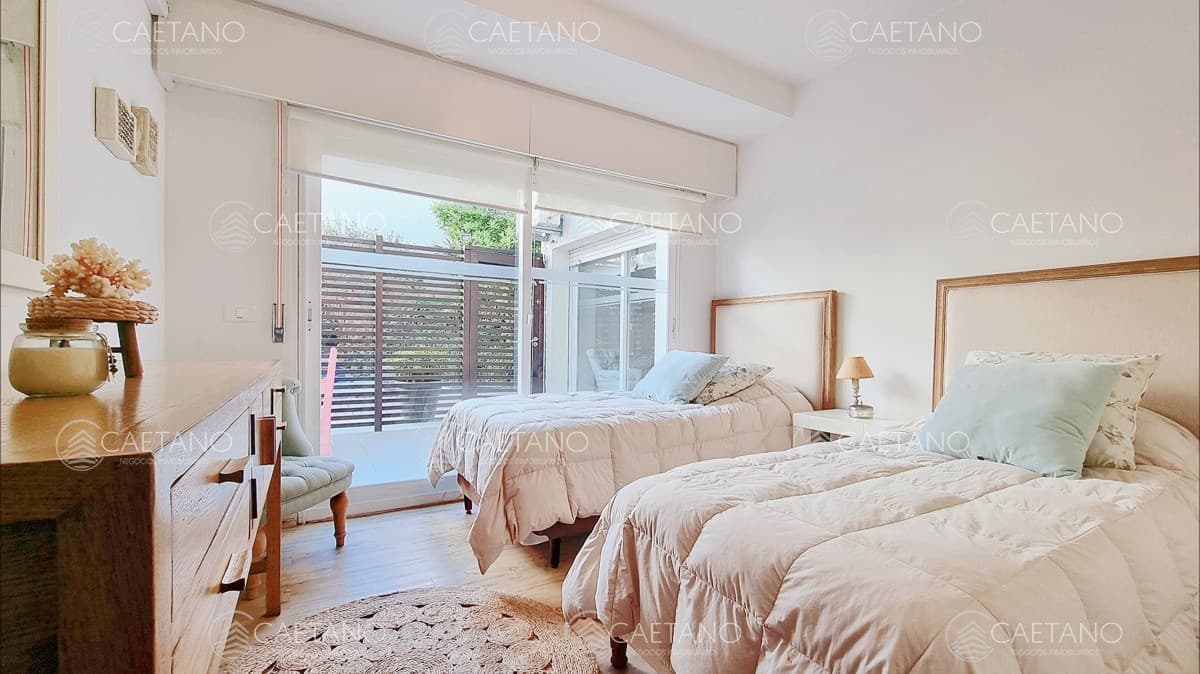 Apartamento moderno en Peninsula, 3 dormitorios, parrillero, garage doble. Planta Baja.