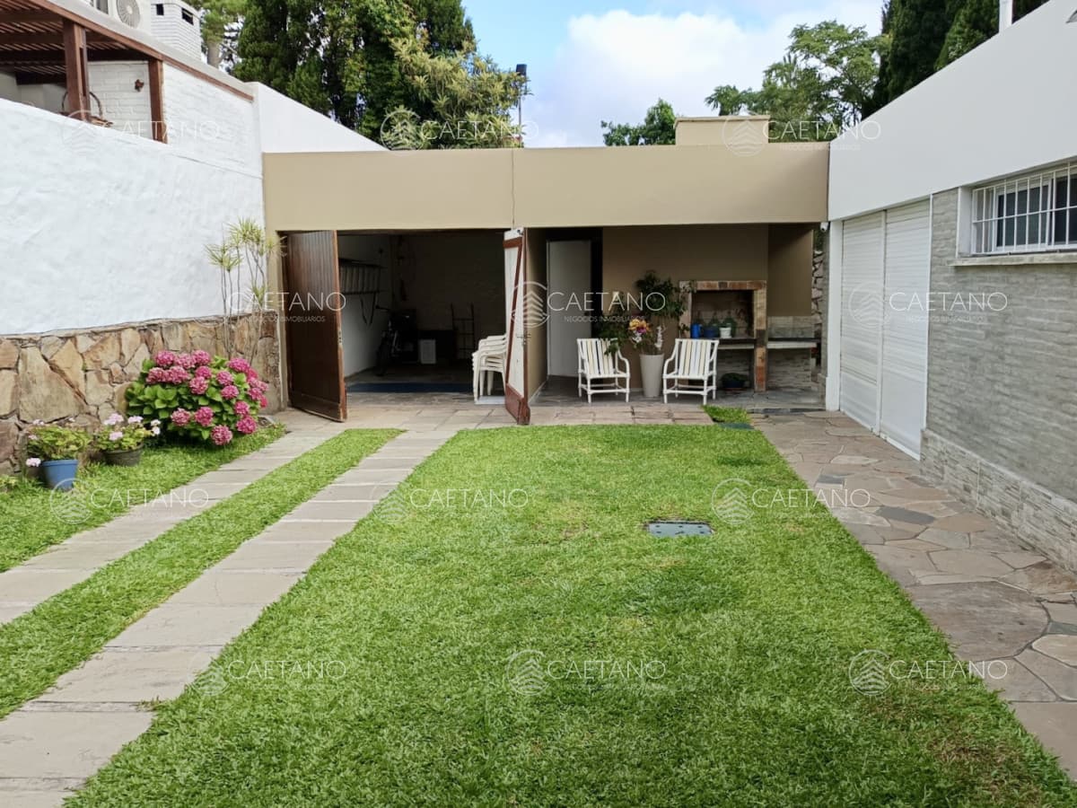 Venta casa de 3 dormitorios + habitación de huéspedes a solo 20 metros del mar en playa mansa! — foto 2