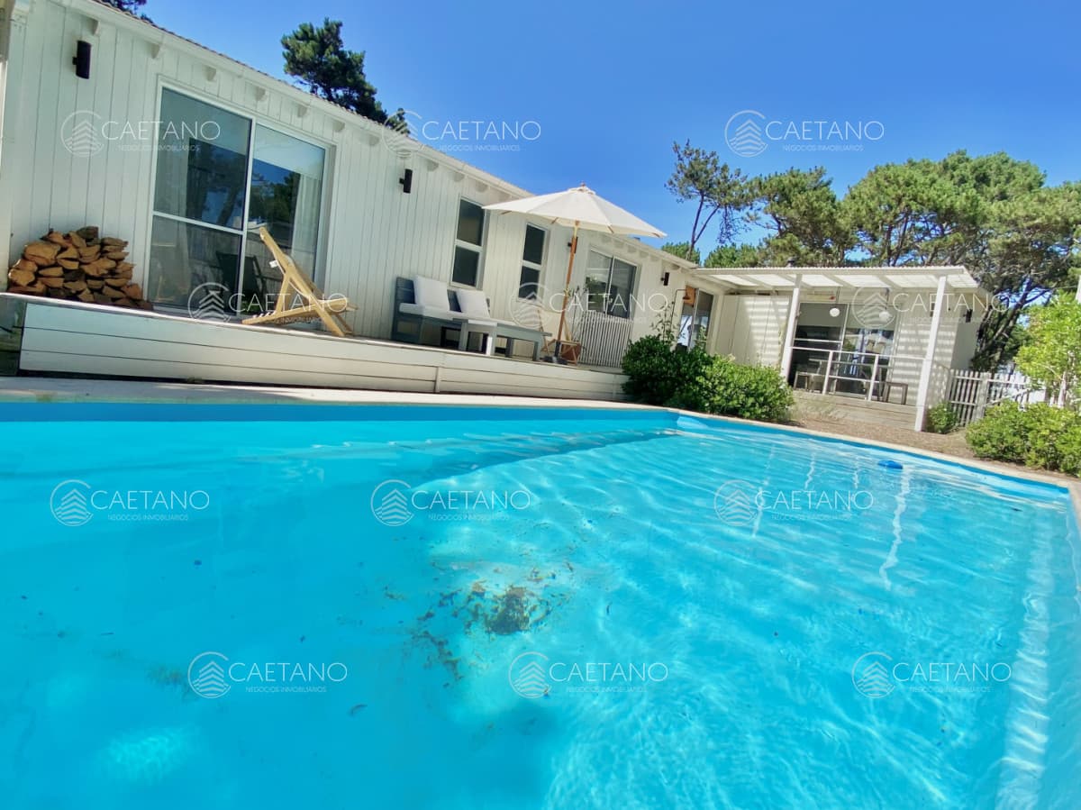 Se vende muy linda Casa 2 dormitorios + habitación de huéspedes  Frente al mar en el barrio privado San Vicente - José Ignacio