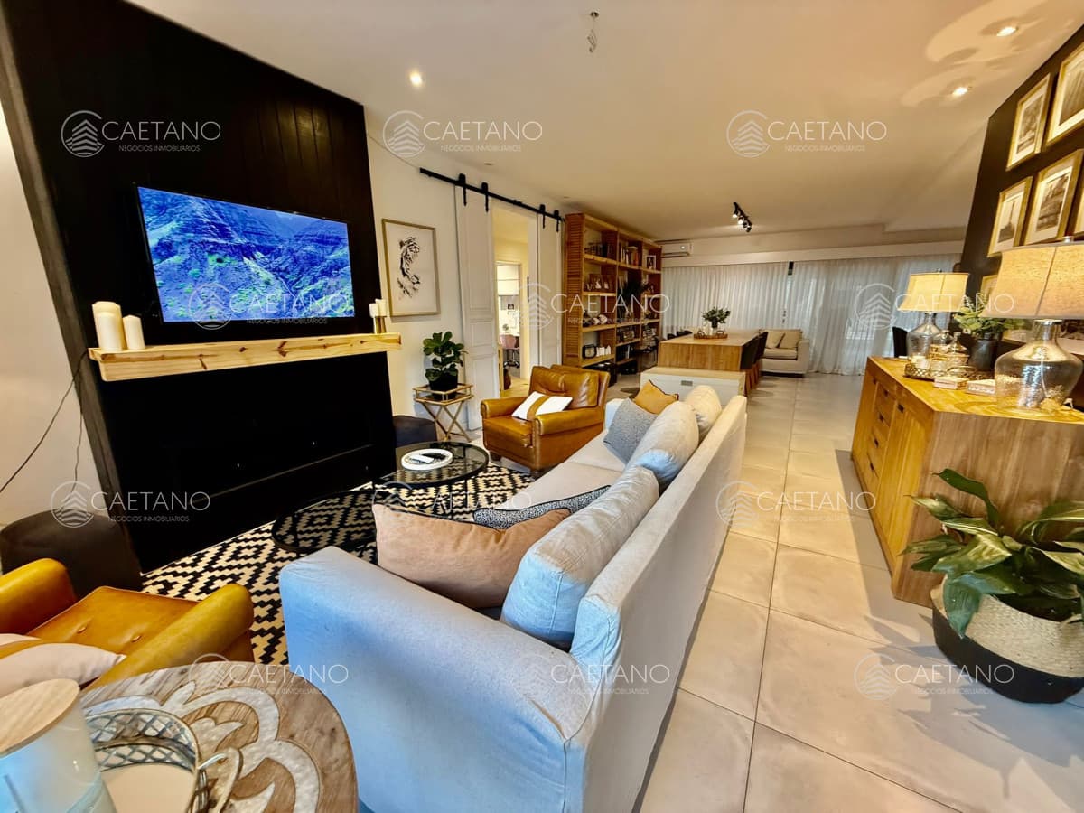 Casa moderna en Barrio Privado, 4 dormitorios, piscina climatizada