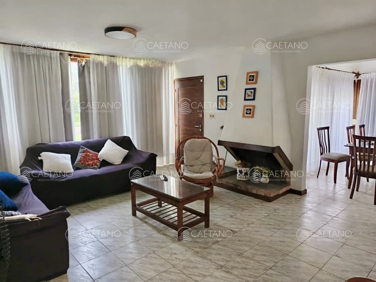 Venta casa de 3 dormitorios + habitación de huéspedes a solo 20 metros del mar en playa mansa!