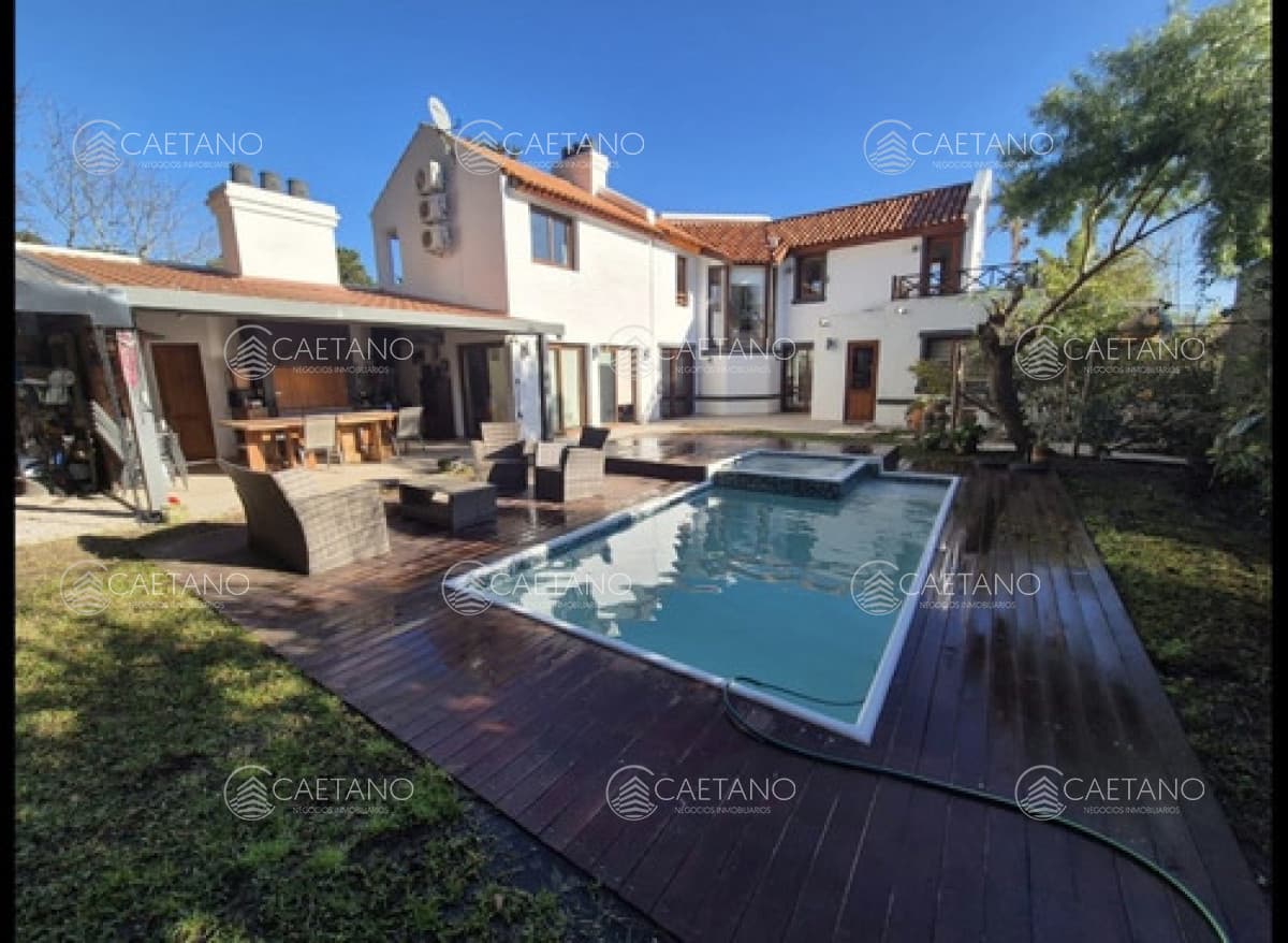 Temporada. Casa Ideal Familias 4 Dormitorios Y Servicio, Piscina Climatizada, Lugar Tranquilo A Pocas Cuadras De Playa Mansa