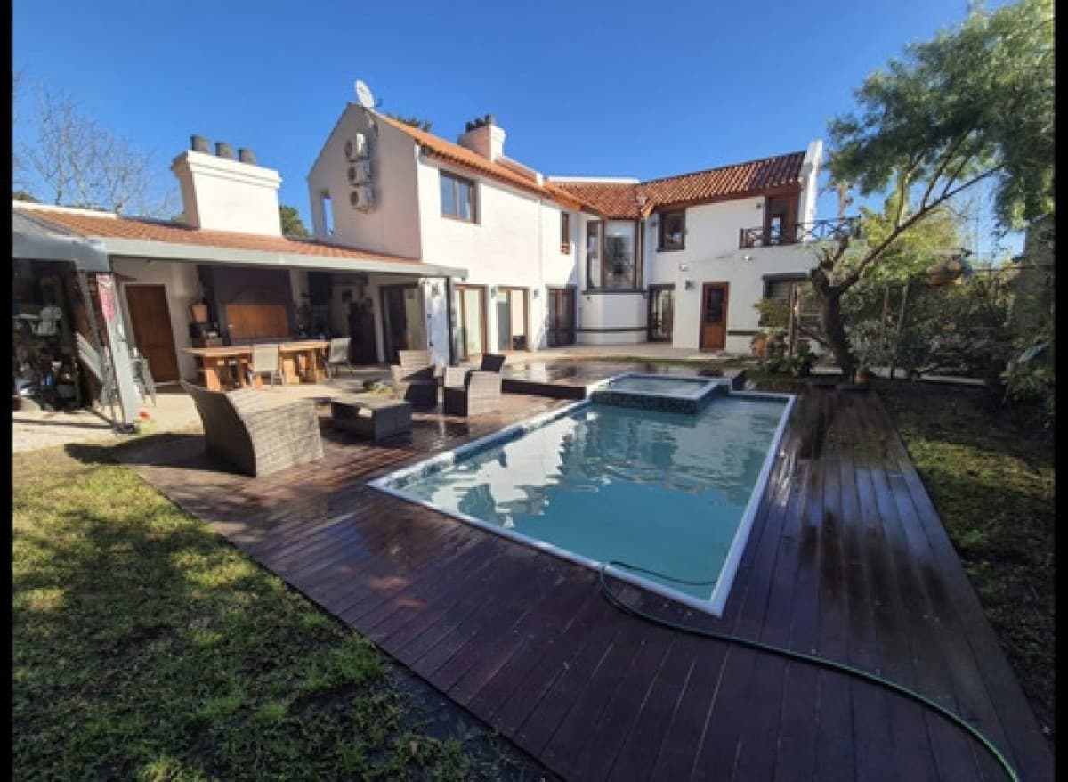 Temporada. Casa Ideal Familias 4 Dormitorios Y Servicio, Piscina Climatizada, Lugar Tranquilo A Pocas Cuadras De Playa Mansa