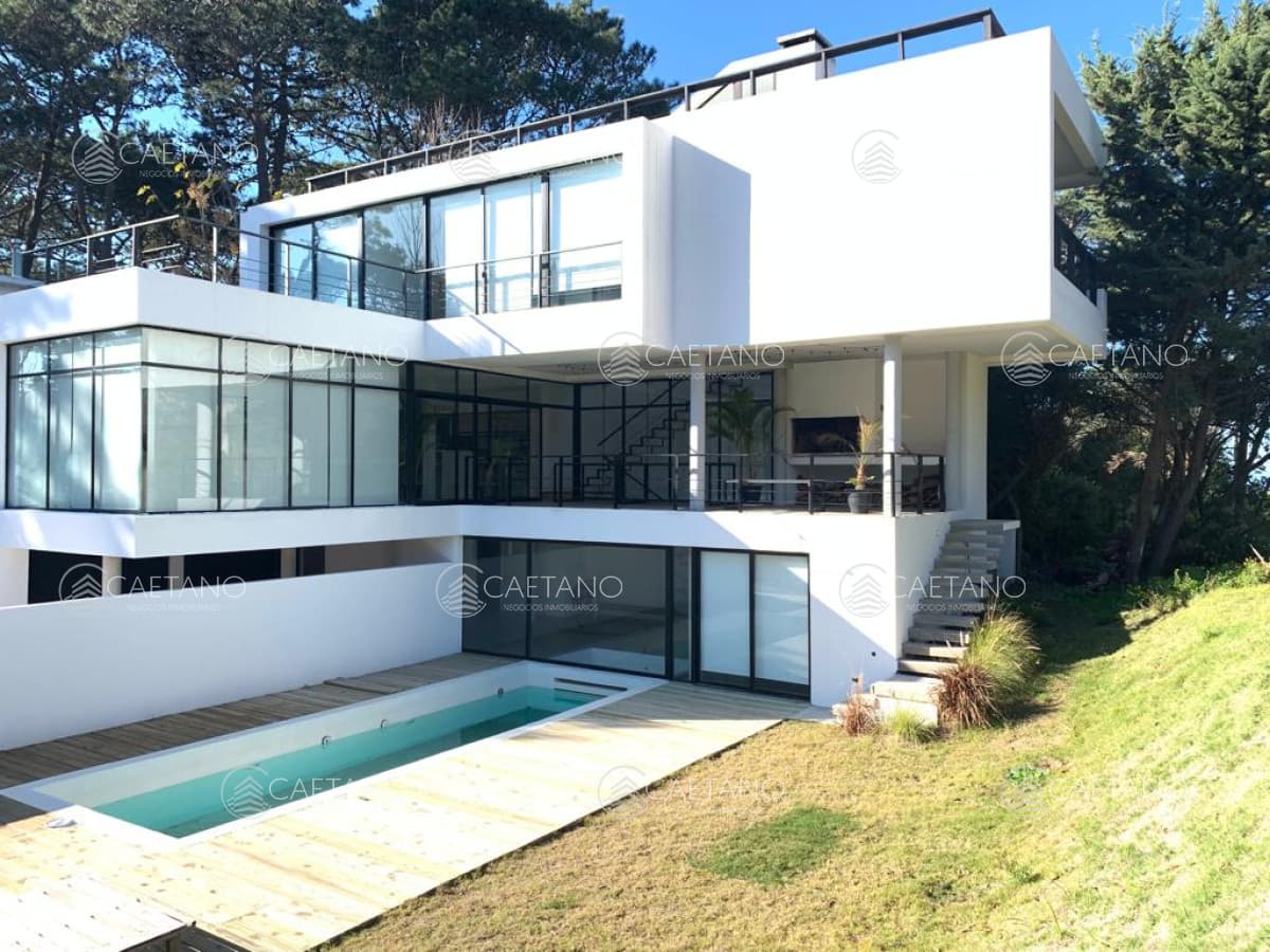 Casa en Montoya, 4 Dormitorios y 4 Baños, Parrillero y Piscina