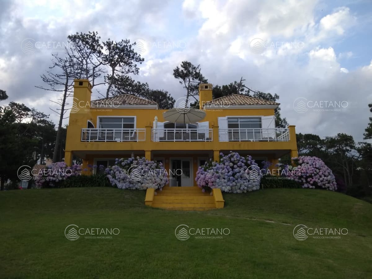 Casa en venta y alquiler frente al mar en Manantiales.