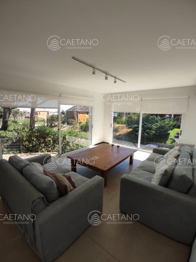 Muy buena casa en alquiler a pasitos del agua en Montoya, 5 dormitorios .
