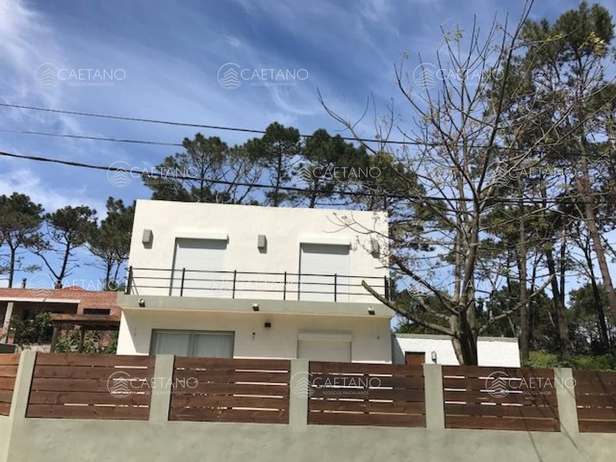 Casa en Montoya de  4 dormitorios en alquiler.