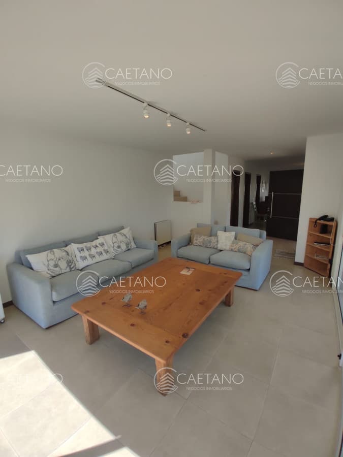 Muy buena casa en alquiler a pasitos del agua en Montoya, 5 dormitorios . — foto 3