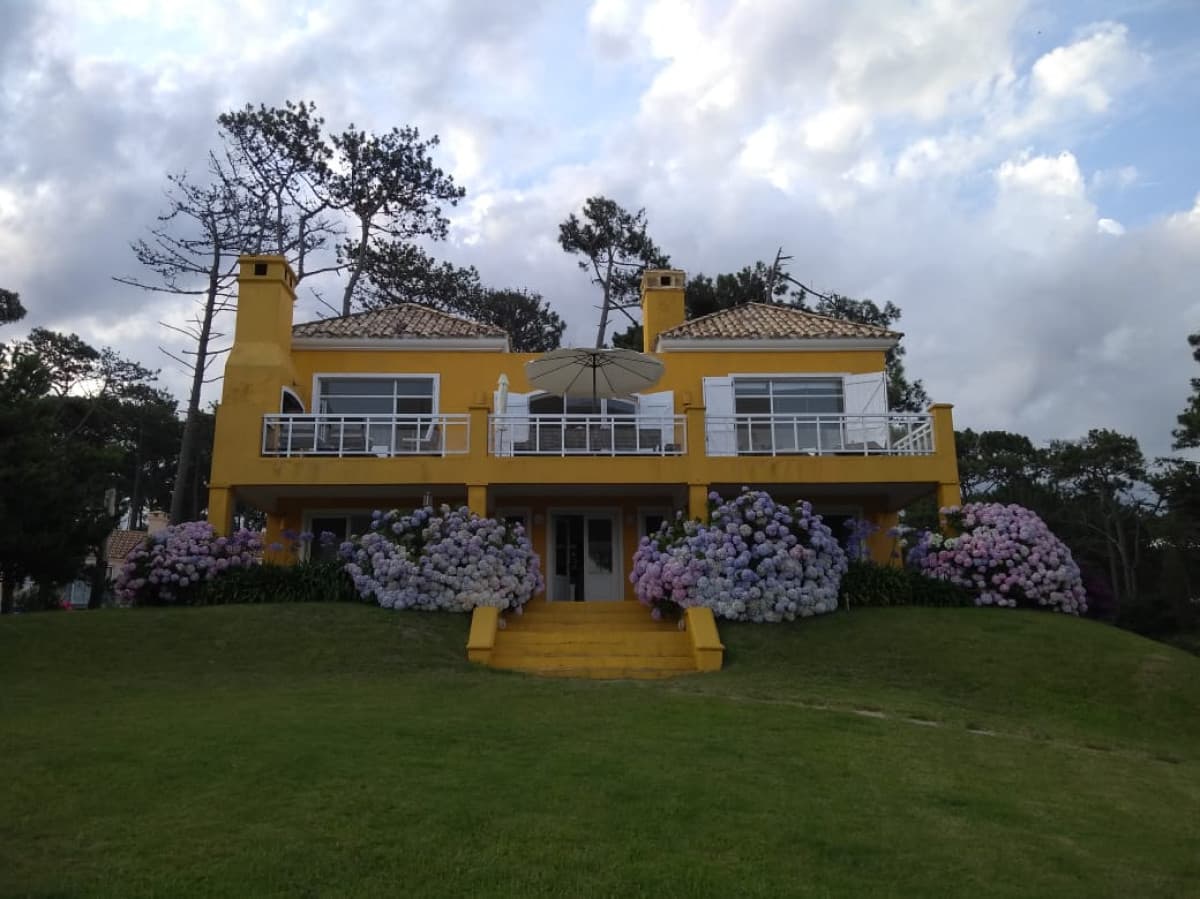 Casa en venta y alquiler frente al mar en Manantiales.