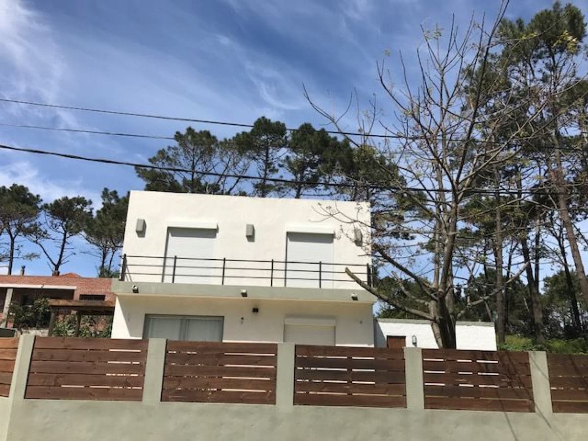 Casa en Montoya de  4 dormitorios en alquiler.