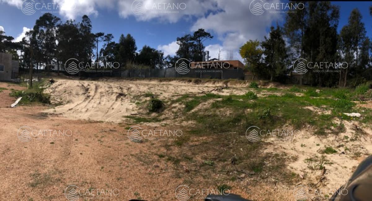 Oportunidad de terreno en venta.  Barrio privado con todo los servicios.