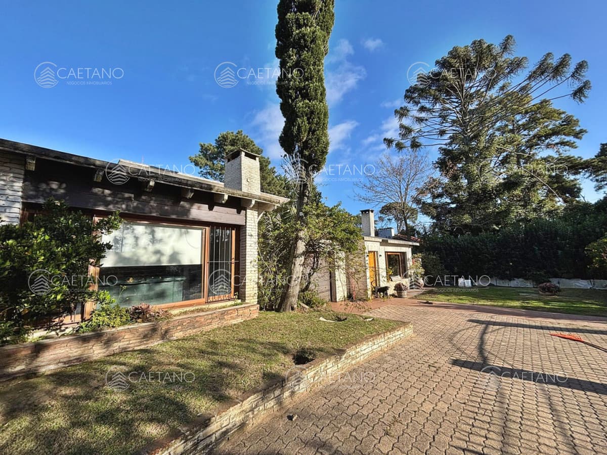 CASA DE 4 DORMITORIOS EN CANTEGRIL