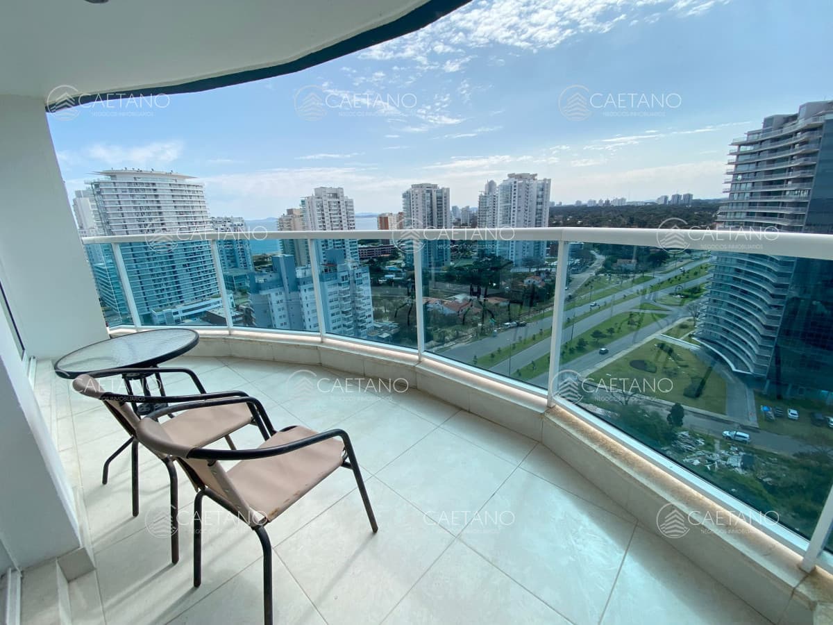 Apartamento en venta con 2 suites en Casino Tower, Punta del Este.