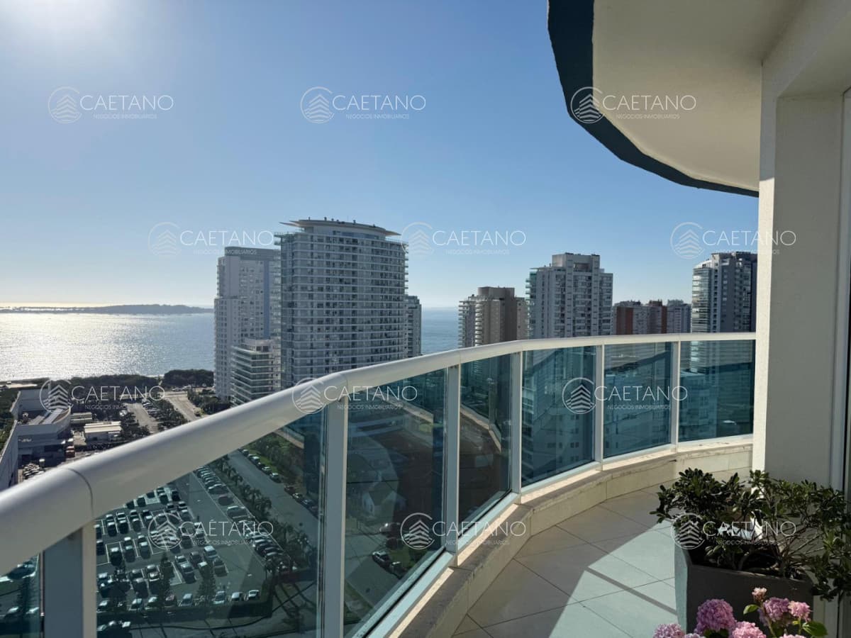 Apartamento en venta de 3 dormitorios mas dependencia de servicio en Casino Tower, Punta del Este
