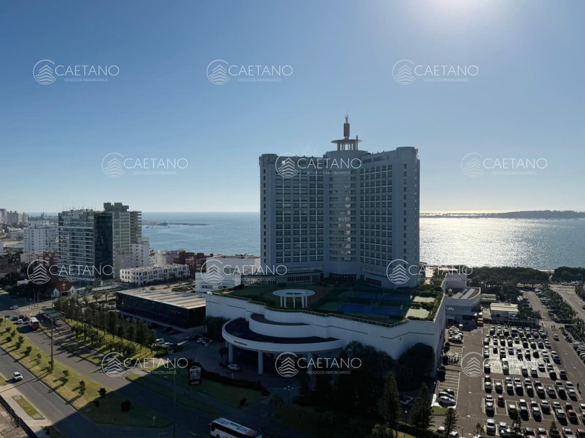 Apartamento en venta de 3 dormitorios mas dependencia de servicio en Casino Tower, Punta del Este — foto 2