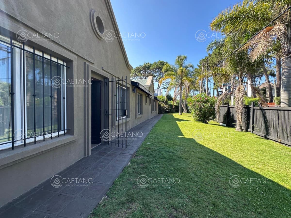 Casa En Venta De 5 Dormitorios + Dependencia de servicio En Rincon Del Indio, Punta Del Este