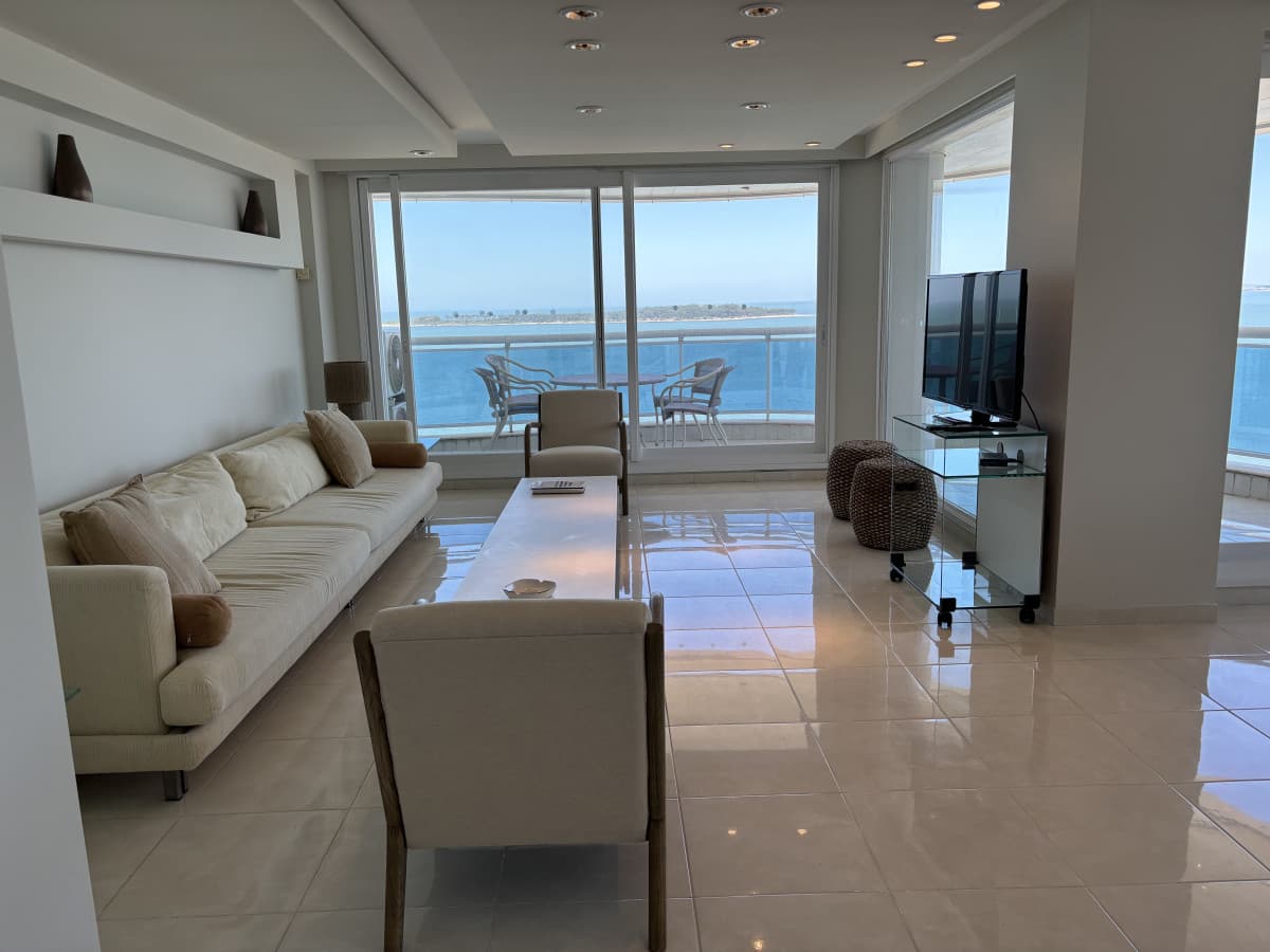 venta MILLENIUM TOWER mansa frente al mar tres suites y dependencias