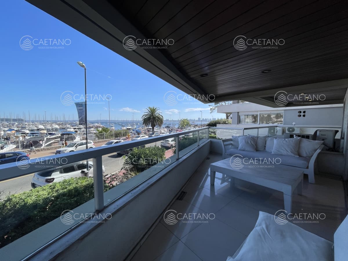 Puerto, lindo apto. con buena vista y amplia terraza