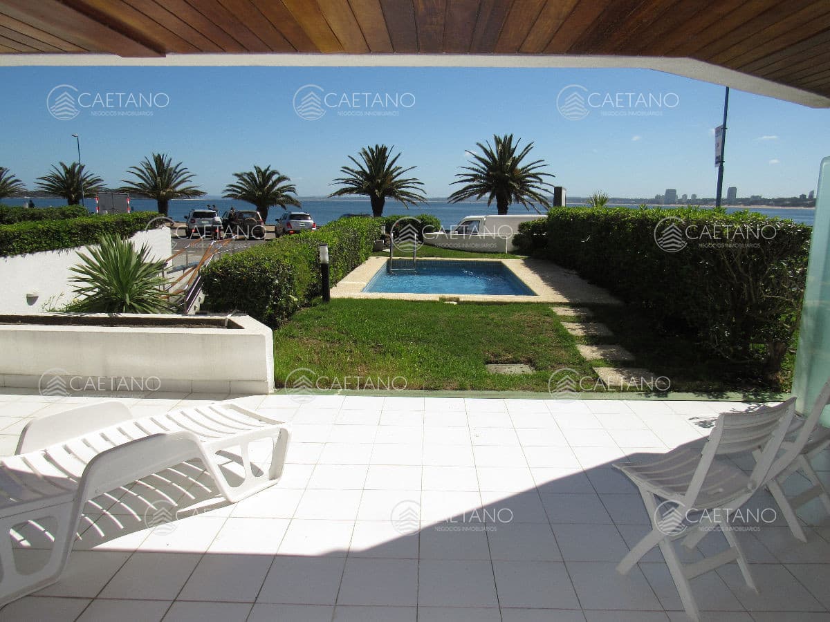 Terraza con piscina exclusiva