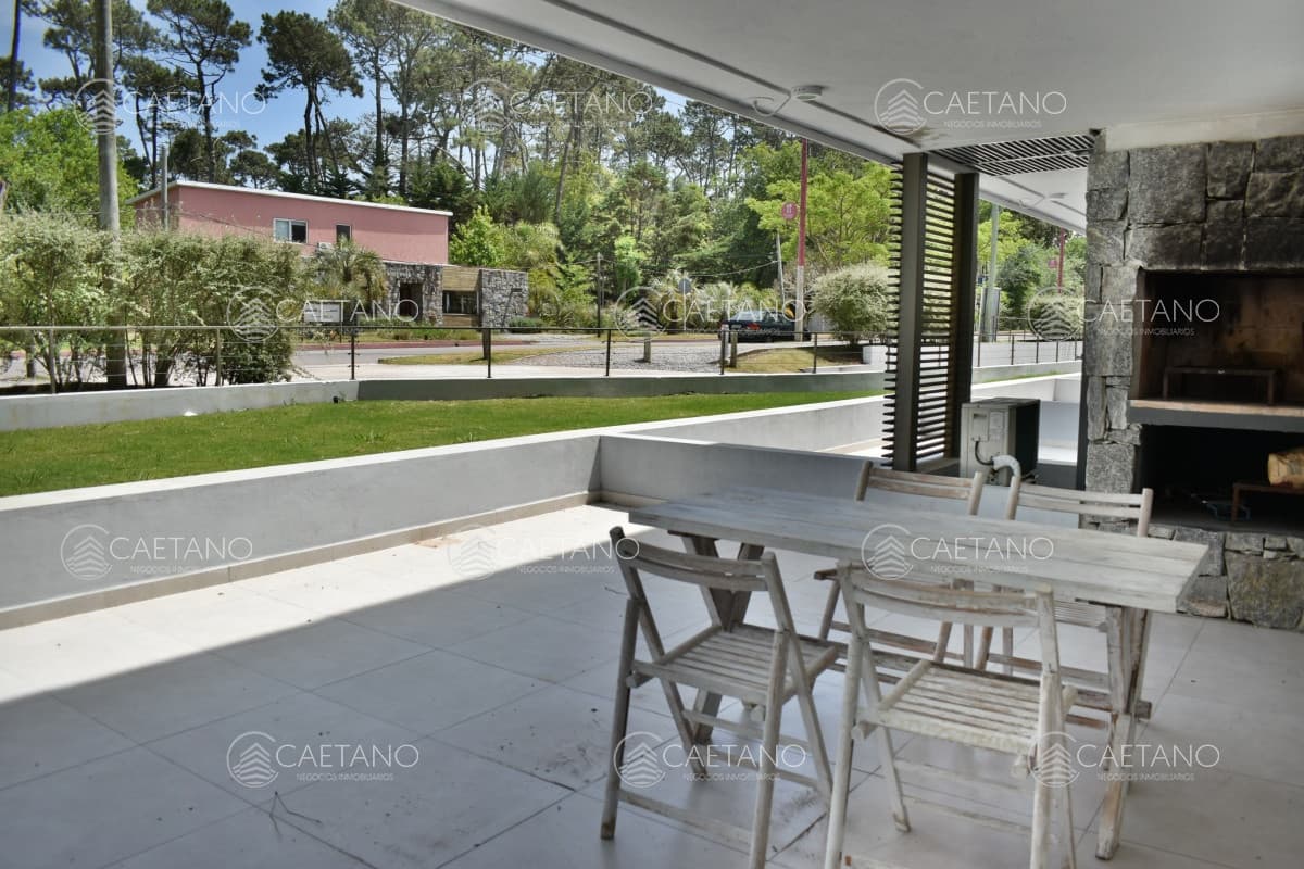Terraza con parrillero y servicios
