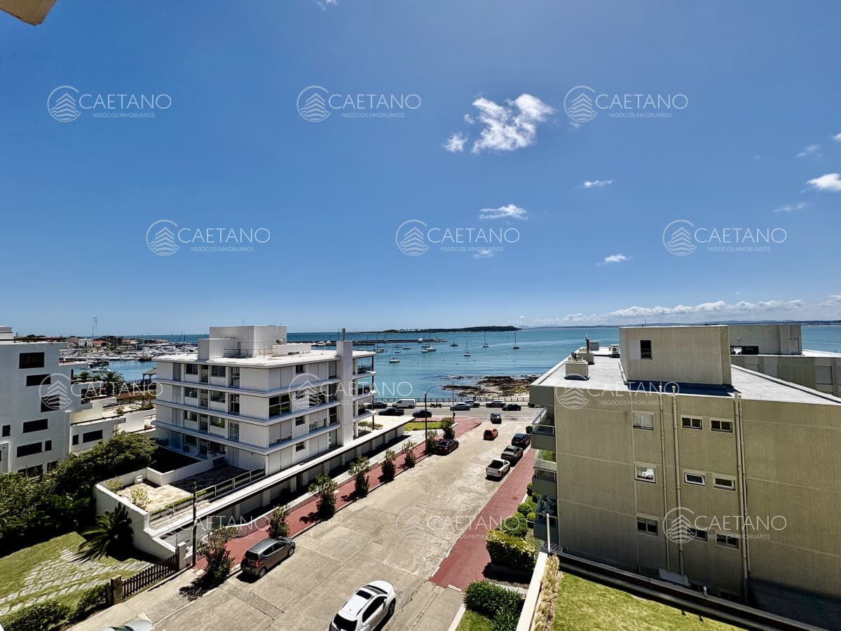 Puerto, linda vista, buena terraza abarca todo el frente del apartamento