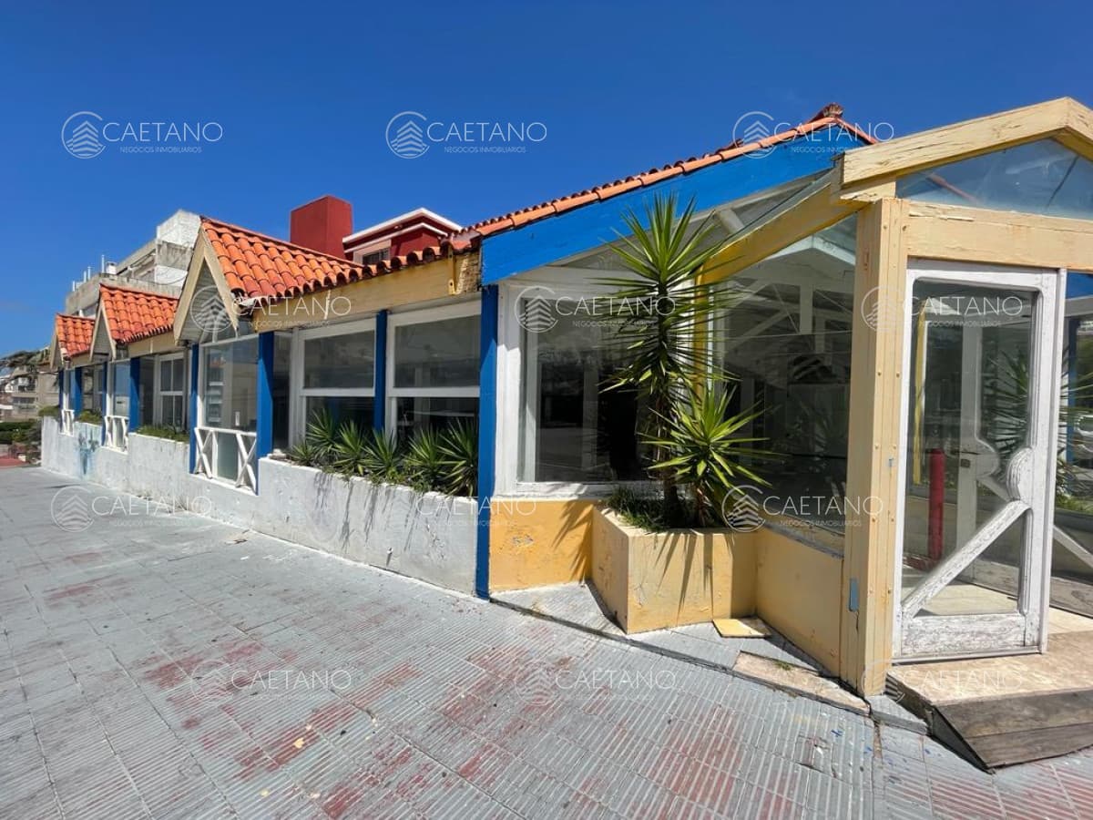 Excelente local en Peninsula esquinero con vista al mar , apto. gastronomia, muebleria, — foto 2