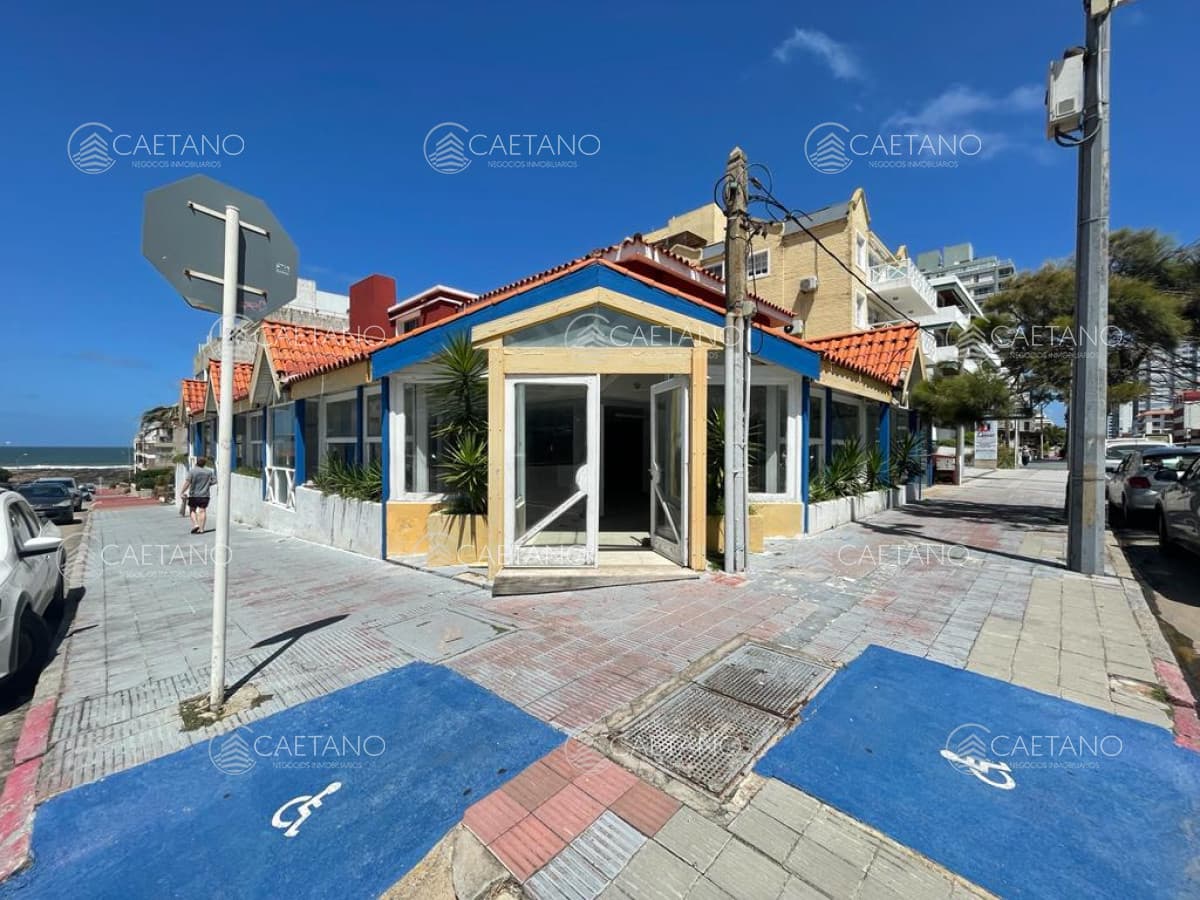 Excelente local en Peninsula esquinero con vista al mar , apto. gastronomia, muebleria,