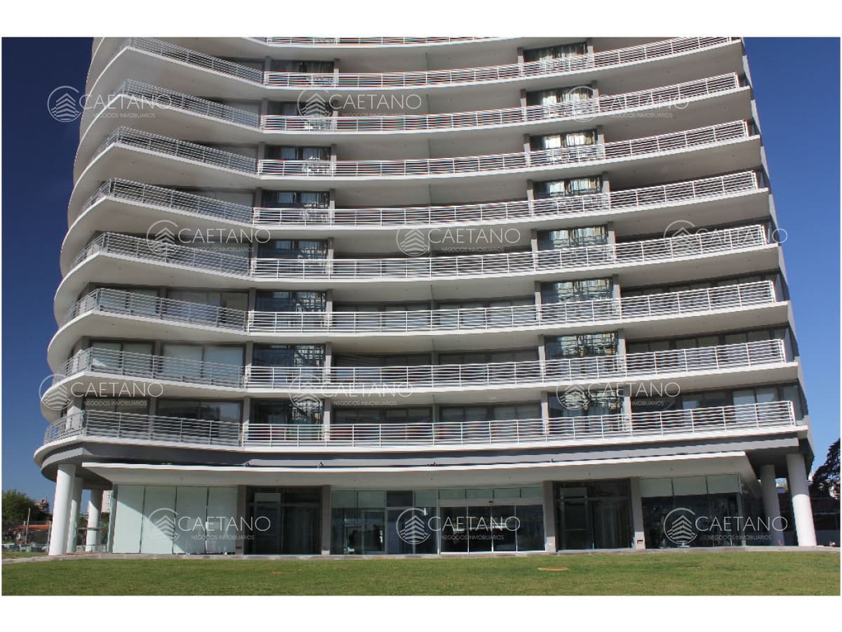 edificio en segunda linea de playa mansa