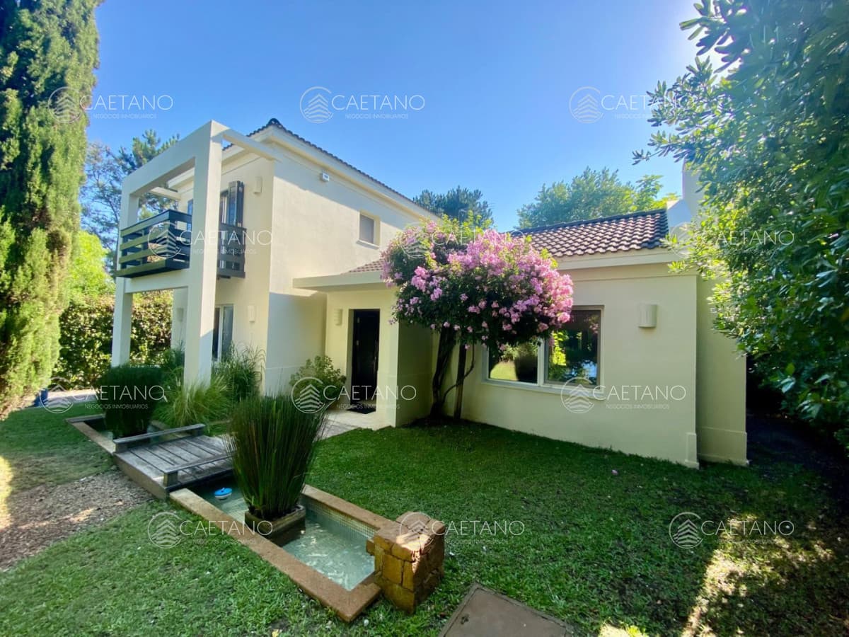Casa en venta con 3 dormitorios y 2 baños — foto 2