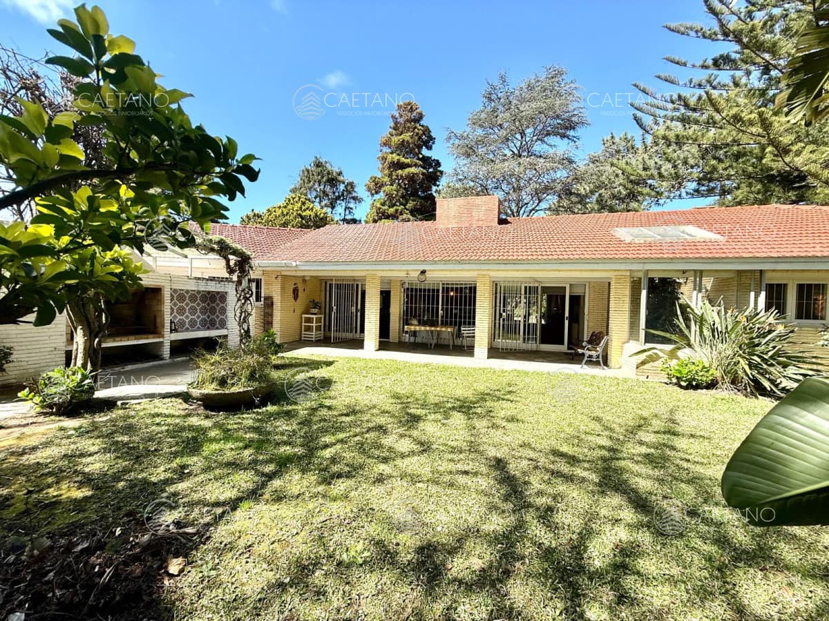 Venta casa 4 dormitorios y dependencia de servicio