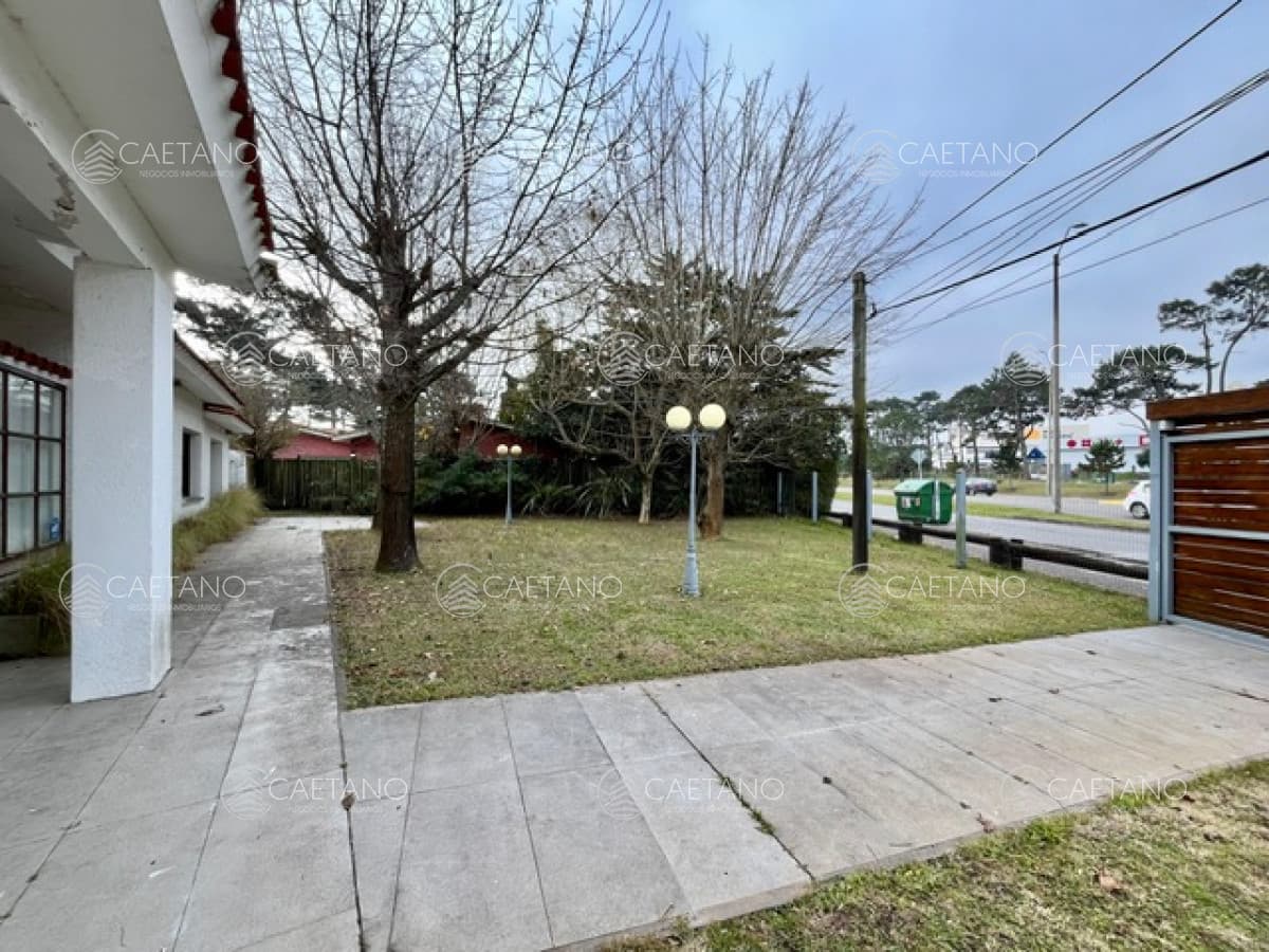 Venta casa sobre Br. Artigas con 4 dormitorios