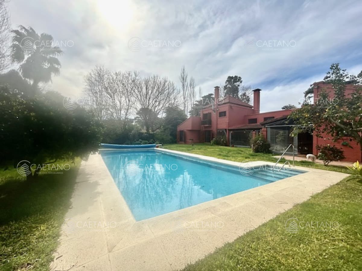 Venta casa con 4 dormitorios + dependencia de servicio y piscina climatizada