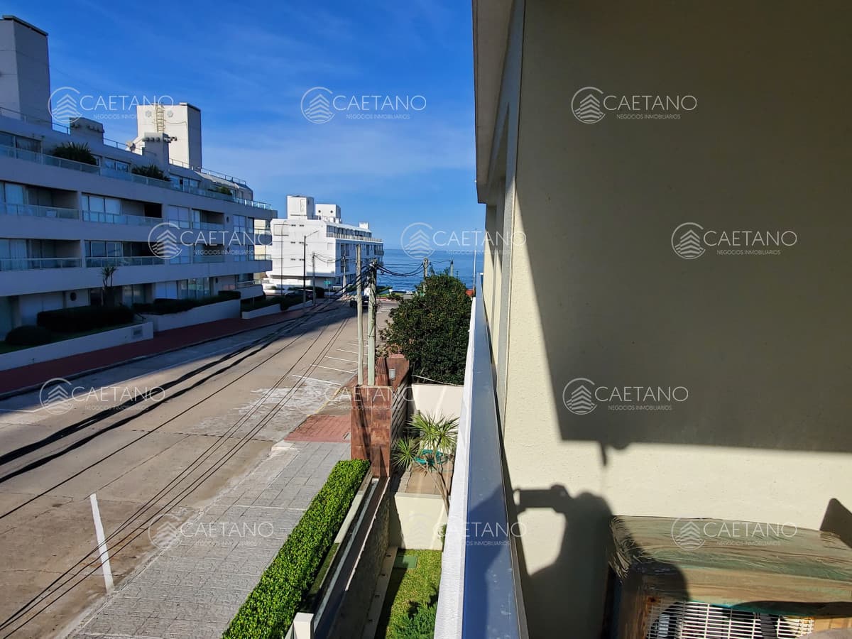 Apto de 2 dormitorios en venta en Península con balcón y cochera