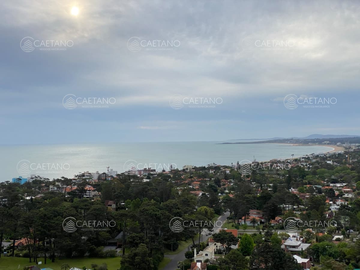 Hermoso apartamento en alquiler anual con vista al mar y excelentes servicios.