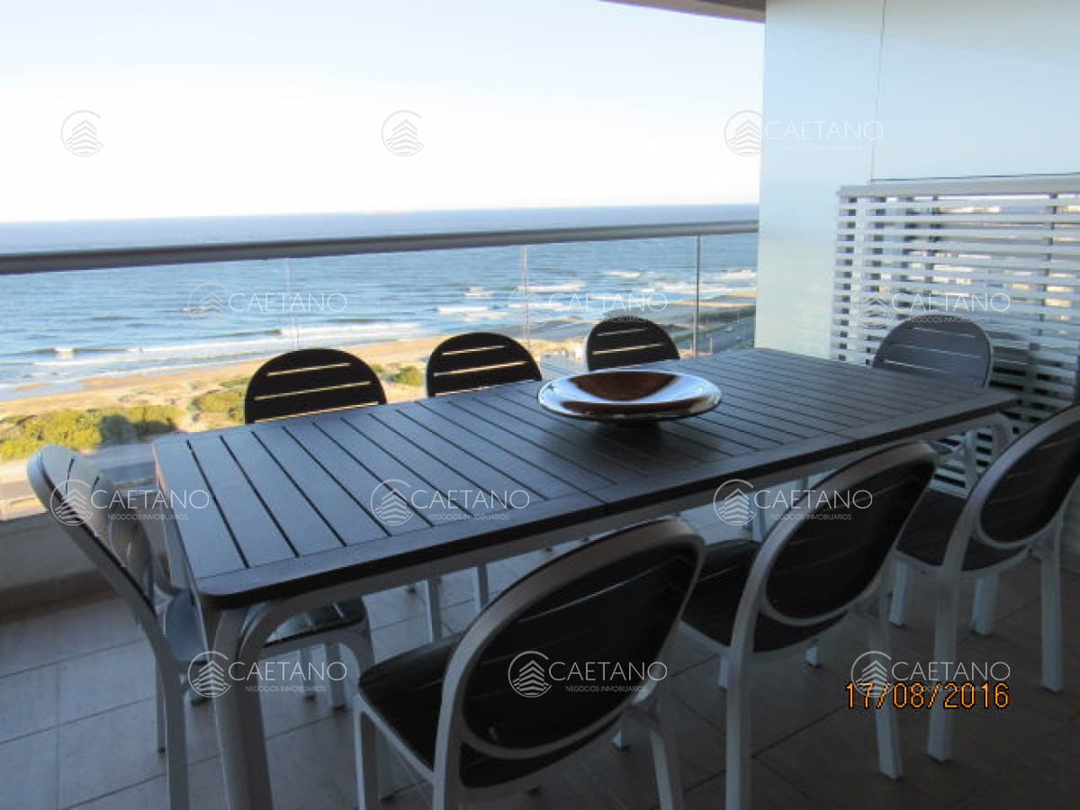 Apartamento ubicado en la Brava-Punta del Este, con excelente vista al mar.