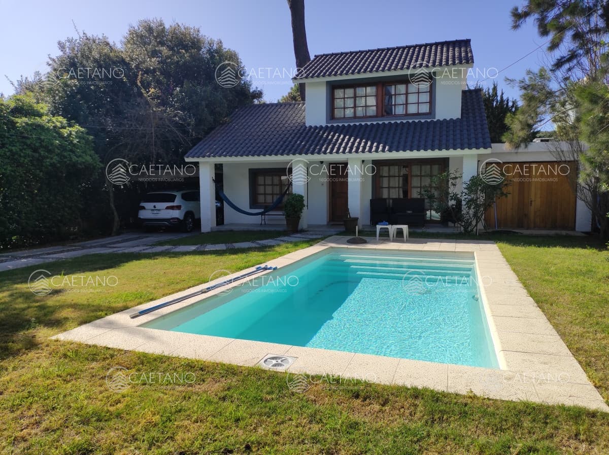 Hermosa casa en Aidy Grill-Punta del Este, a metros del mar.