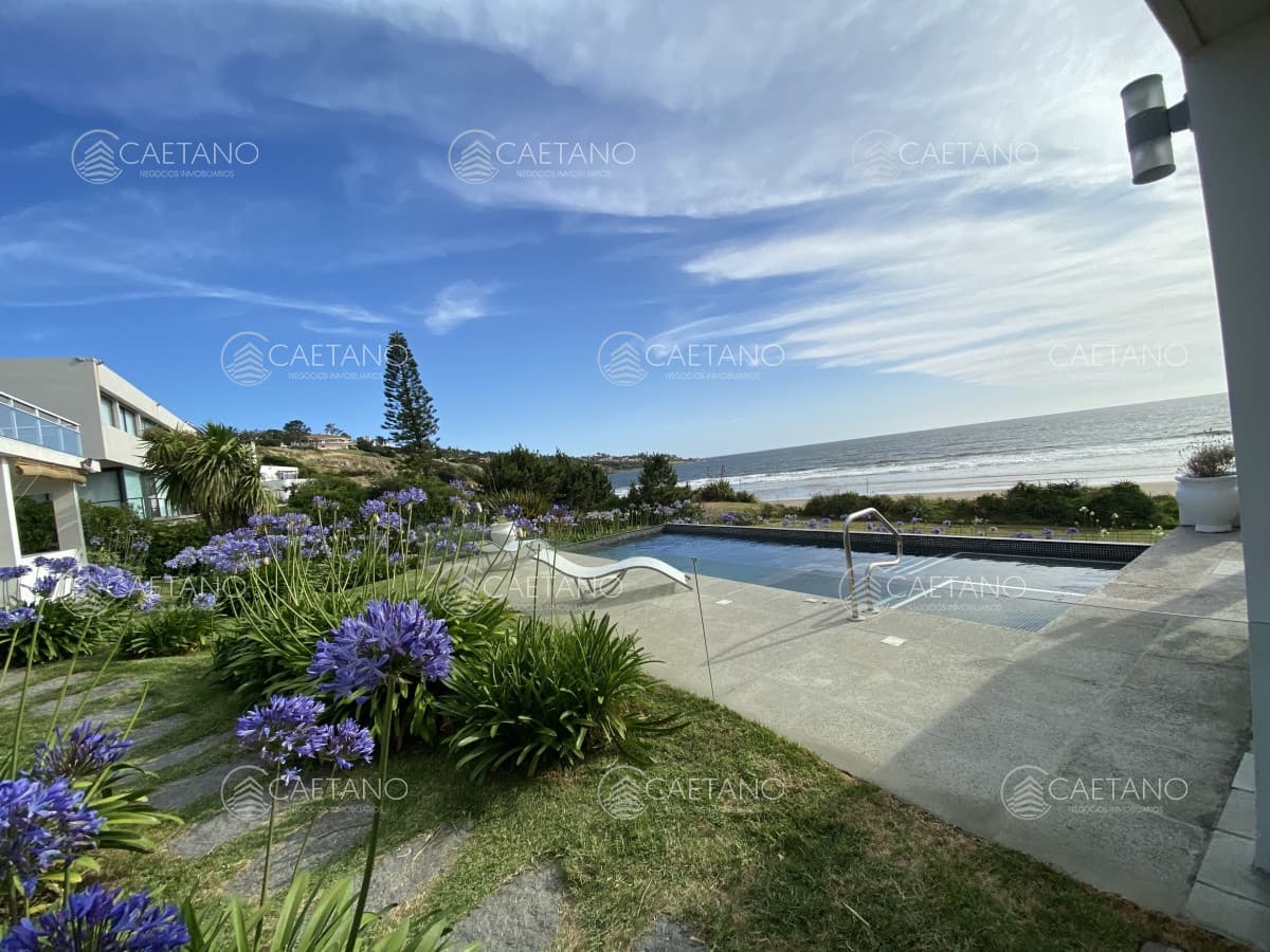 Exclusiva casa sobre la playa de Solanas. Excelentes vistas,  piscina y parrillero con vista al mar. — foto 2